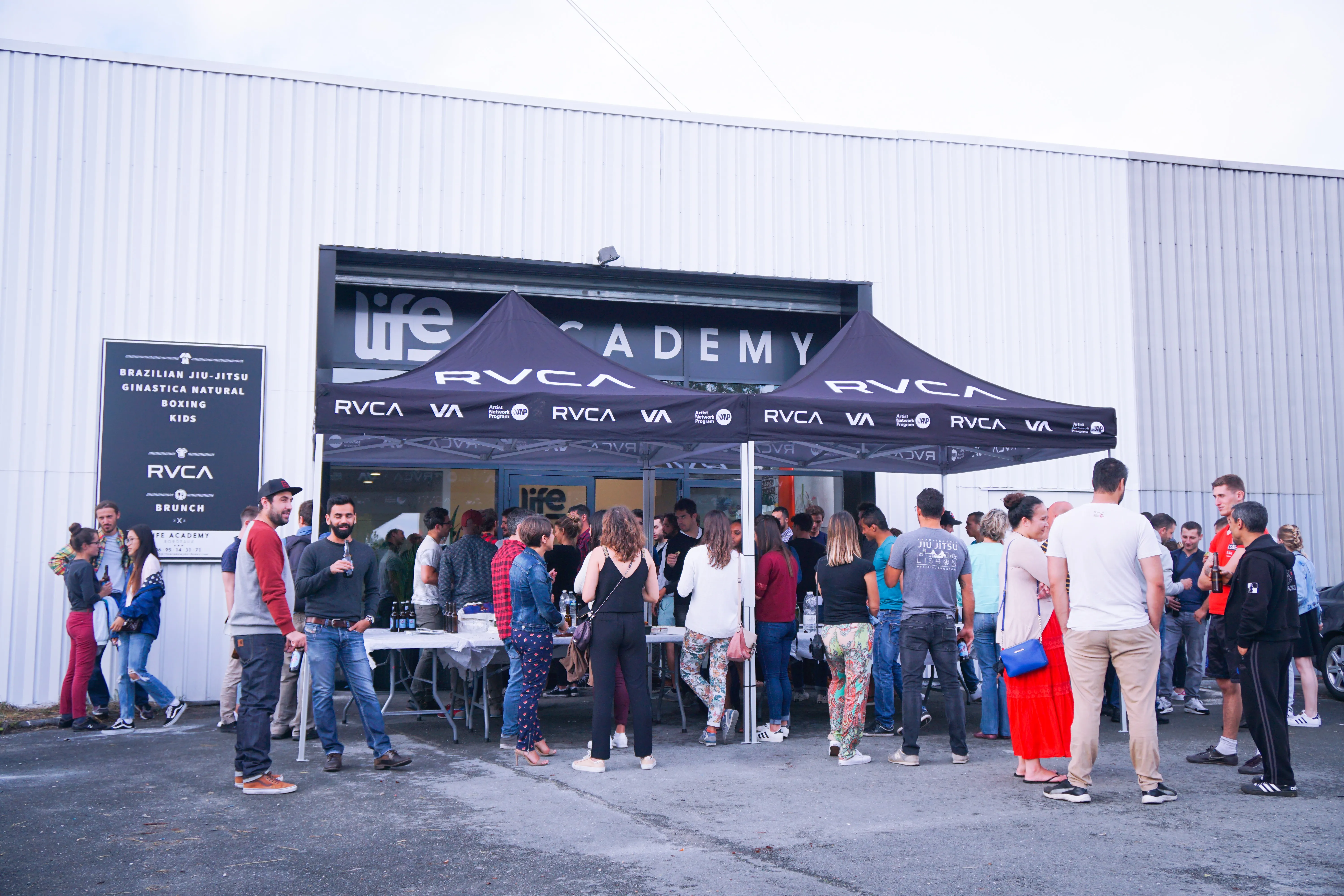 Événement devant l’académie : foule autour de la tente Life Academy et RVCA
