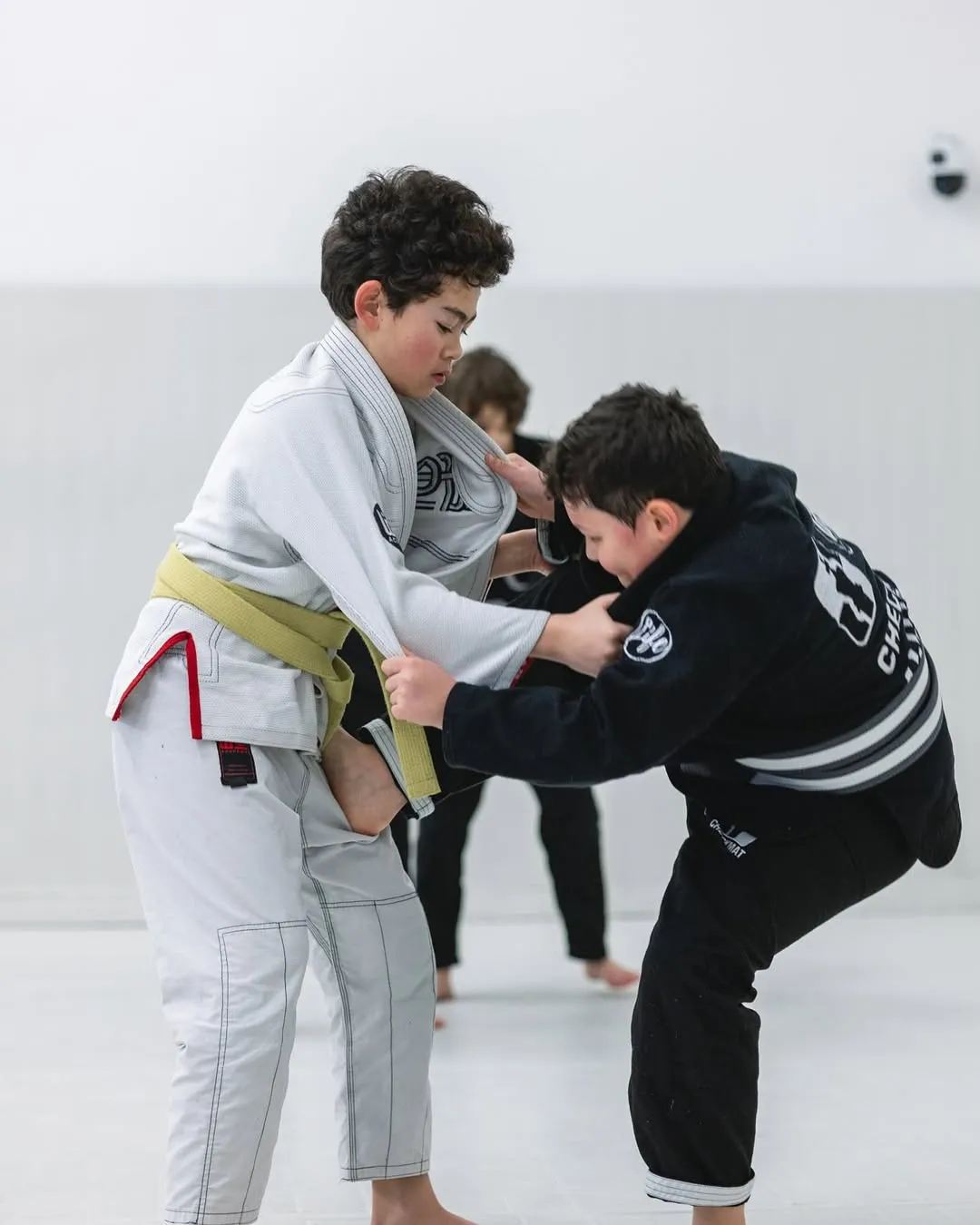 Deux enfants en kimono s’affrontent debout, saisie au col