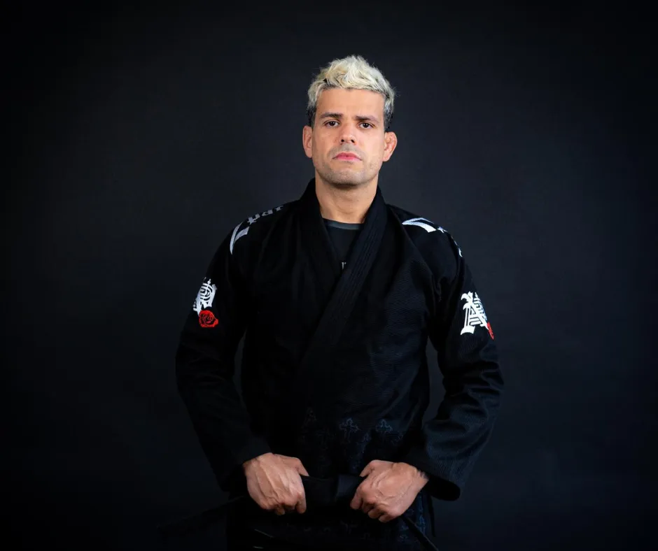 João Ferraz, headcoach de Life Academy, en kimono noir